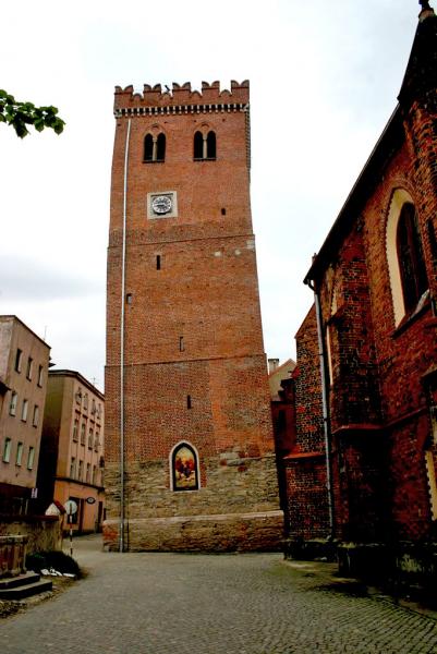 Krzywa Wieża - widok od strony kościoła