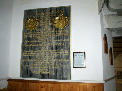 Marmurowa tablica upamiętniająca najbardziej oddanego Bogu i kościołowi w Rososznicy członka rodziny
