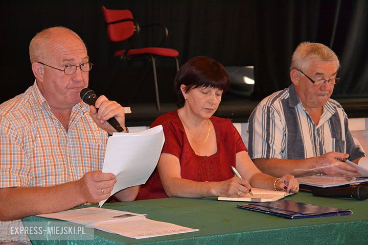 Spotkanie radnych z mieszkańcami gminy. Od lewej radni Eligiusz Rozenbajger, Janina Lacel oraz Andrzej Płuciniak