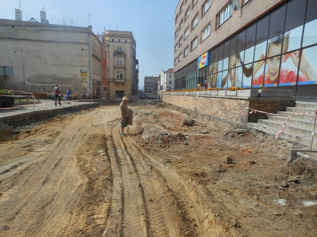 - Podczas penetracji ulicy Grunwaldzkiej odkryliśmy także ślady dawnej zabudowy tej ulicy - informuje Jerzy Organiściak. Na zdjęciu Michał Rudnicki