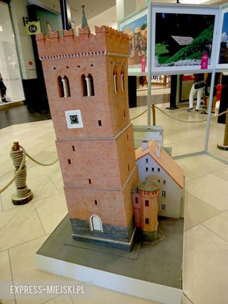 Makieta Krzywej Wieży promująca park miniatur we Wrocławiu