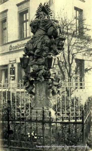 Figura Trójcy Świętej na swoim pierwotnym miejscu, na rogu ul. Zlotostockiej i Krzyżowej