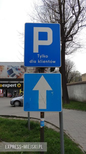 Znak informujący o tym, że parking służy wyłącznie klientom sklepu