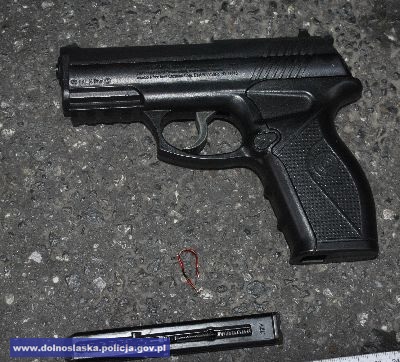 Atrapa broni palnej, którą 23-letnia kobieta posiadała przy sobie