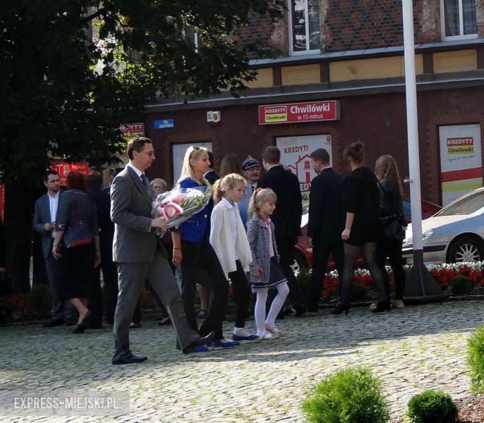 Przedstawiciele instytucji złozyli kwiaty u stóp pomnika Poległym za Ojczyznę