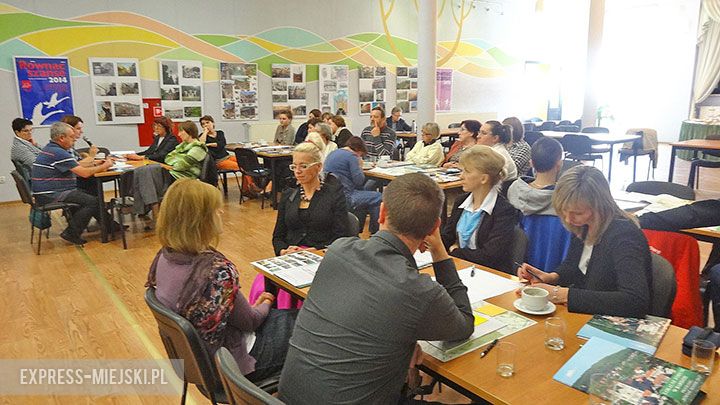 Nauczyciele, przedsiębiorcy i przedstawiciele różnych organizacji wzięli udział w projekcie Równać Szanse, gdzie prowadzono dyskusję na temat młodzieży w gminie Bardo