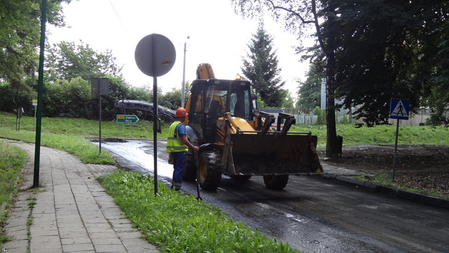 Ulica Kusocińskiego została wyłączona z ruchu. Wyznaczono objazdy. Dodatkowo na skrzyżowaniu ulic Orkana i Żeromskiego jeden z pracowników firmy kieruje ruchem