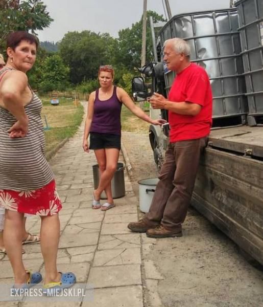 Część mieszkańców gminy Stoszowice codziennie wyczekuje samochodu, który dostarcza wodę. Z jej niedoborem już od trzech tygodni zmaga się kilkaset rodzin