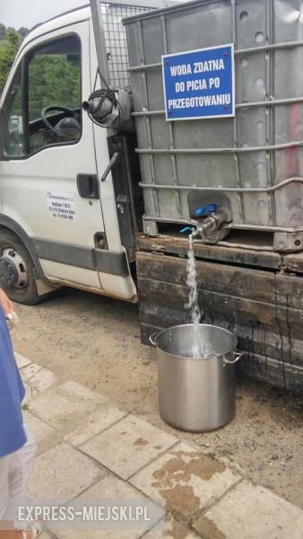 Część mieszkańców gminy Stoszowice codziennie wyczekuje samochodu, który dostarcza wodę. Z jej niedo