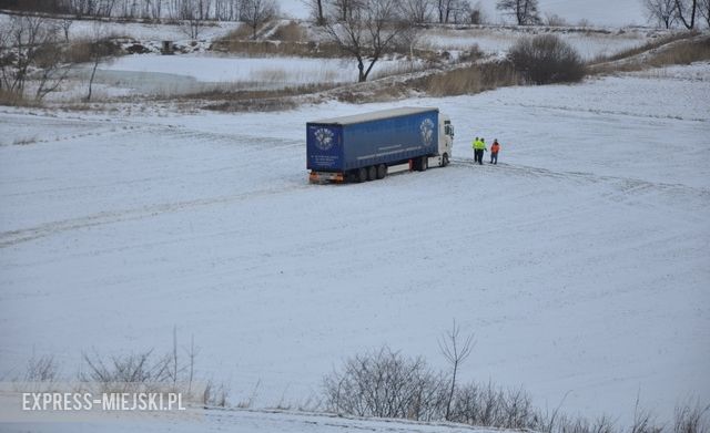 Kierowca zjechał samochodem ciężarowym z kilkusetmetrowej skarpy. Trafił do szpitala