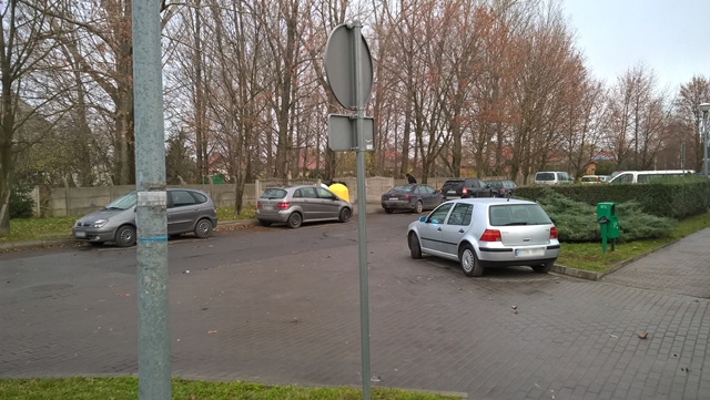 Zaparkowane pojazdy przy ul. Jasnej w Ząbkowicach Śląskich