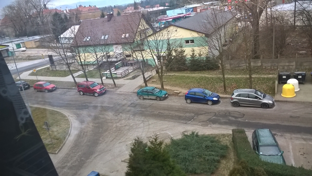 Zaparkowane pojazdy przy ul. Jasnej w Ząbkowicach Śląskich