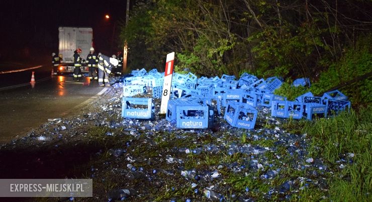 Z ciężarówki wypadło tysiące butelek z wodą. Trwają utrudnienia w ruchu