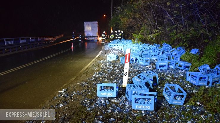 Z ciężarówki wypadło tysiące butelek z wodą. Trwają utrudnienia w ruchu