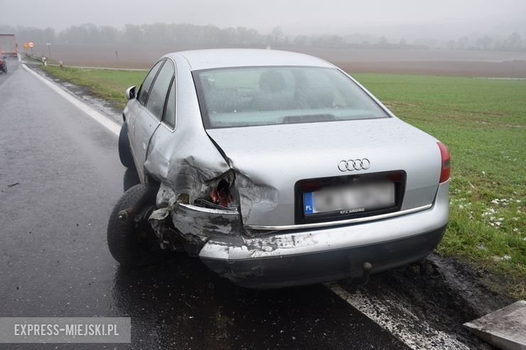 Na krajowej ósemce Audi wypadło z drogi i uderzyło w przydrożne bariery