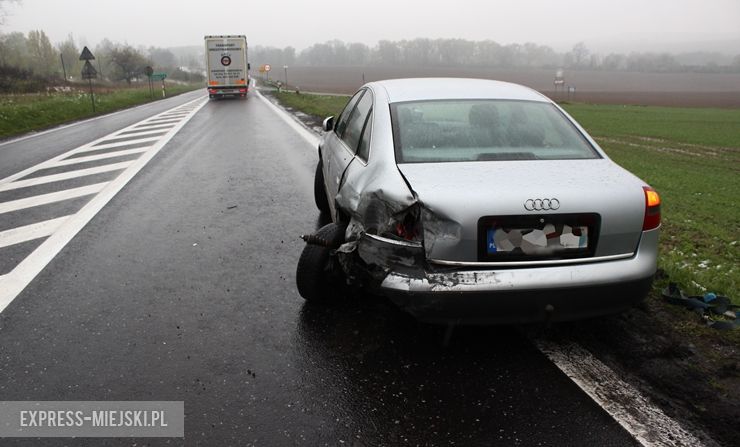 Na krajowej ósemce Audi wypadło z drogi i uderzyło w przydrożne bariery