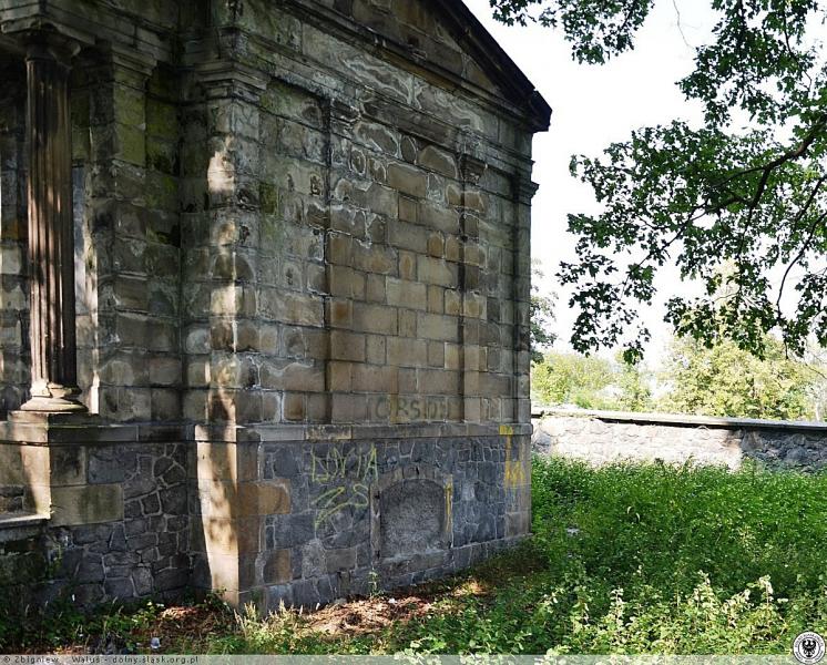 Mauzoleum rodziny Guttlerów znajduje się na starym cmentarzu w Złotym Stoku