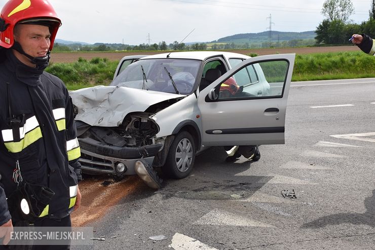 Zderzenie dwóch osobówek na skrzyżowaniu w Ząbkowicach Śląskich