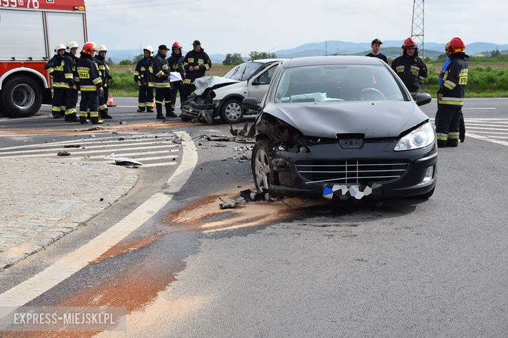Zderzenie dwóch osobówek na skrzyżowaniu w Ząbkowicach Śląskich