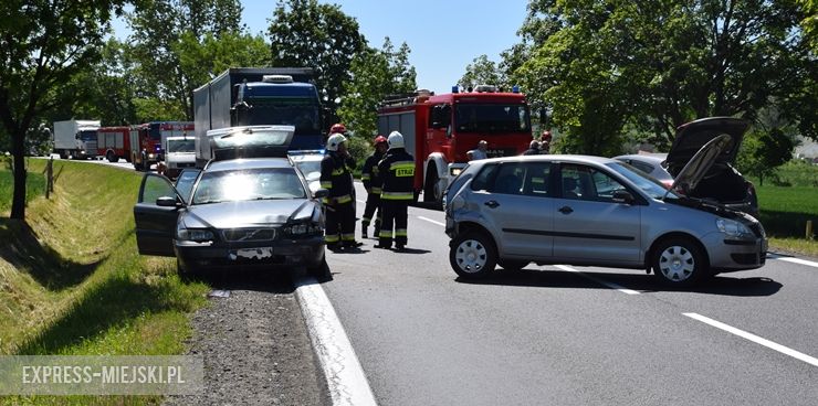 Zderzenie trzech aut na krajowej ósemce w Braszowicach