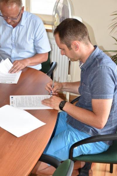 Podpisanie umowy na teromomodernizację urzędu miasta w Bardzie