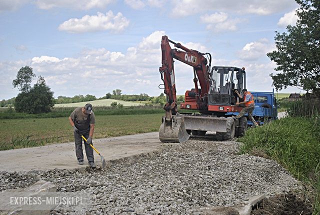 Prace związane z odbudową zniszczonej drogi w Doboszowicach