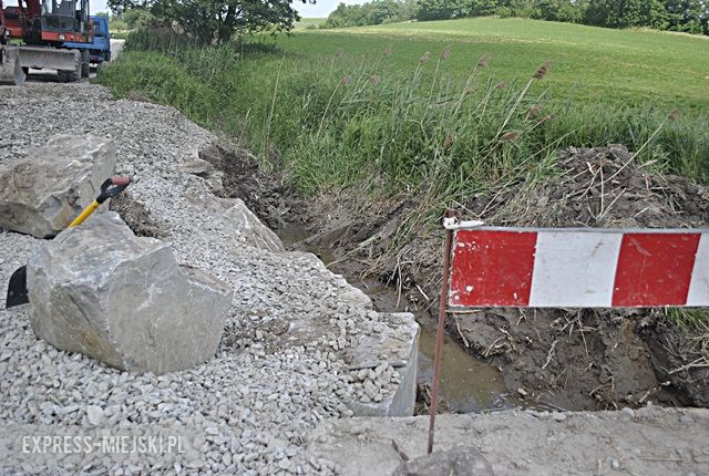 Prace związane z odbudową zniszczonej drogi w Doboszowicach