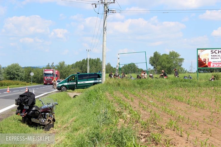  Na krajowej ósemce motocyklista uderzył u busa. Interweniuje śmigłowiec LPR