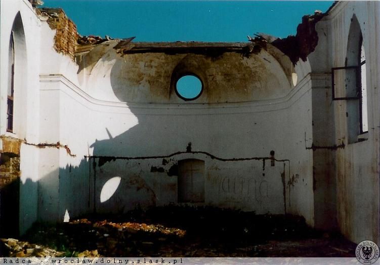 Pilce, wnętrze zniszczonego kościoła
