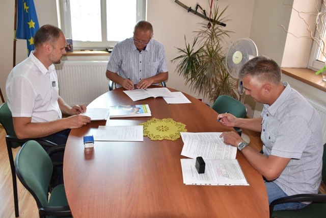 Podpisano umowę na drogę dojazdową do gruntów rolnych w Dębowinie 