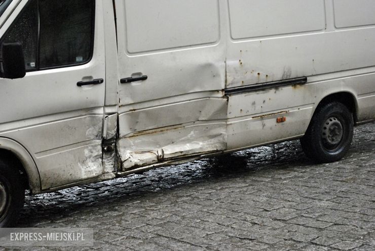 Zderzenie osobówki z busem na ul. Ziębickiej w Ząbkowicach Śląskic