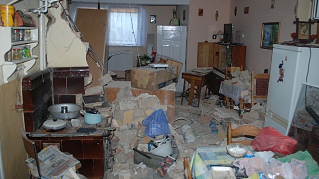 Wnętrze mieszkania, w którym doszło do eksplozji. W wyniku wybuchu zawaliła się ścianka działkowa oddzielająca pokój od kuchni