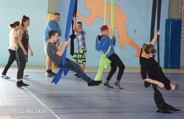 w ząbkowickiej hali Słonecznej Katarzyna Donner (instruktorka tańca) prowadziła warsztaty pokazowe z Aerial Jogi z elementami tańca i akrobatyki w powietrzu
