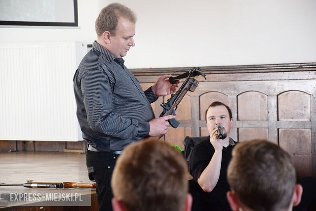 W auli na „Wrocławskiej” Marcin Gęsicki oraz Jędrzej Siuta prowadzili wykład „Strzelać (prawie) wszystko może - o nietypowej zabójczej broni miotającej”