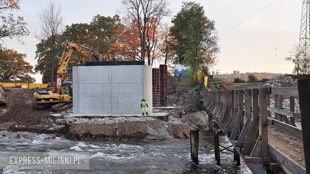 Prace przy przebudowie mostu w Kamieńcu Ząbkowickim (18 października)