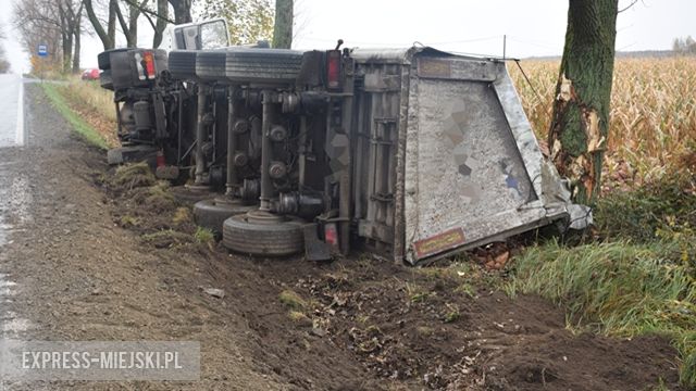 Samochód ciężarowy wypadł z drogi między Bobolicami a Ciepłowodami
