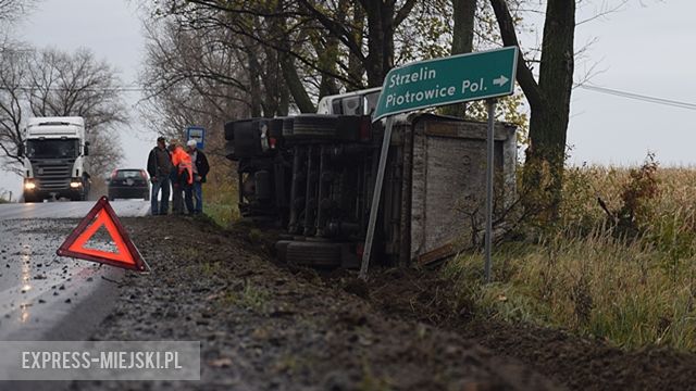 Samochód ciężarowy wypadł z drogi między Bobolicami a Ciepłowodami