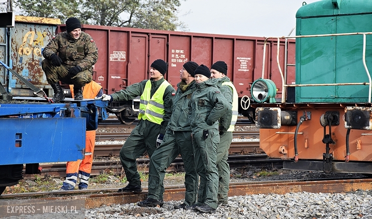 Ćwiczenia logistyczne w zakresie transportu operacyjnego, czyli ładowania ciężkiego sprzętu bojowego na transport kolejowy - 22. Batalion Piechoty Górskiej w Kłodzku