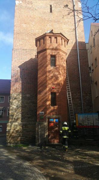 Uszkodzona wieżyczka przylegająca do Krzywej Wieży