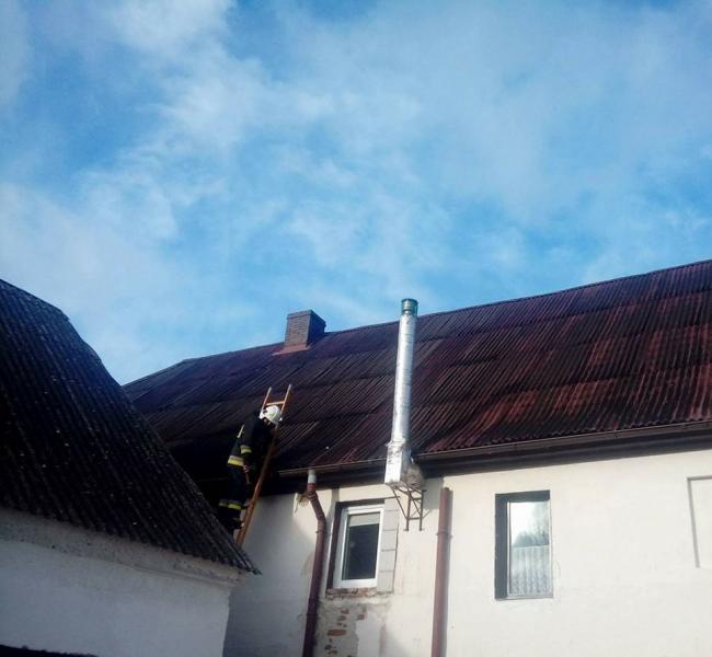 Uszkodzony dach budynku mieszkalnego w miejscowości Sosnowa (gmina Kamieniec Ząbkowicki)