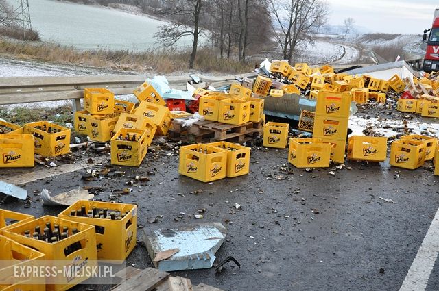 Tysiące rozbitych butelek po piwie na małej obwodnicy Ząbkowic Śląskich