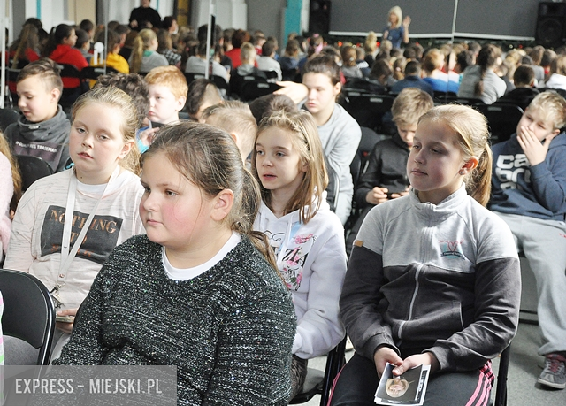 Spotkanie uczniów szkoły podstawowej z sędzią Anną Marią Wesołowską