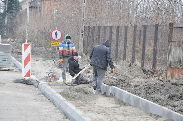 Trwa remont chodnika przy ulicy Ogrodowej w Kamieńcu Ząbkowickim - 19 grudnia