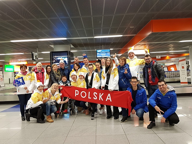 Polska grupa po wylądowaniu na lotnisku w Warszawie w drodze powrotnej