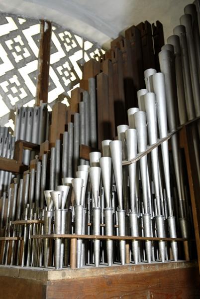 Organy pochodzą z 1894 roku. Zostały zbudowane przez świdnicką firmę „Schlag und Sohne” i przez wielu są uznawane za najlepsze znajdujące się w Ząbkowicach Śląskich