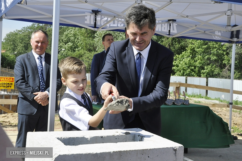 Uroczystość wmurowania kamienia węgielnego pod budowę krytej pływalni w Ząbkowicach Śląskich