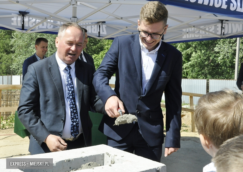 Uroczystość wmurowania kamienia węgielnego pod budowę krytej pływalni w Ząbkowicach Śląskich