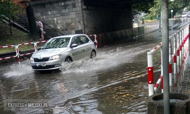 Obfite opady deszczu w Ząbkowicach Śląskich. Pod wiaduktem znów sporo wody