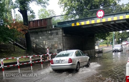 Obfite opady deszczu w Ząbkowicach Śląskich. Pod wiaduktem znów sporo wody