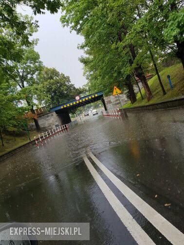Obfite opady deszczu w Ząbkowicach Śląskich. Zalany parking na osiedlu Słonecznym